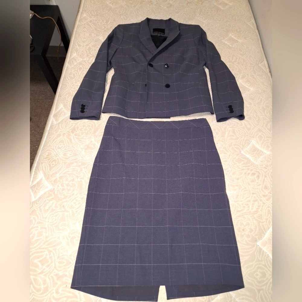 A Banana Republic grey pinstriped skirt suit in a size 4 top/bottom. EUC.